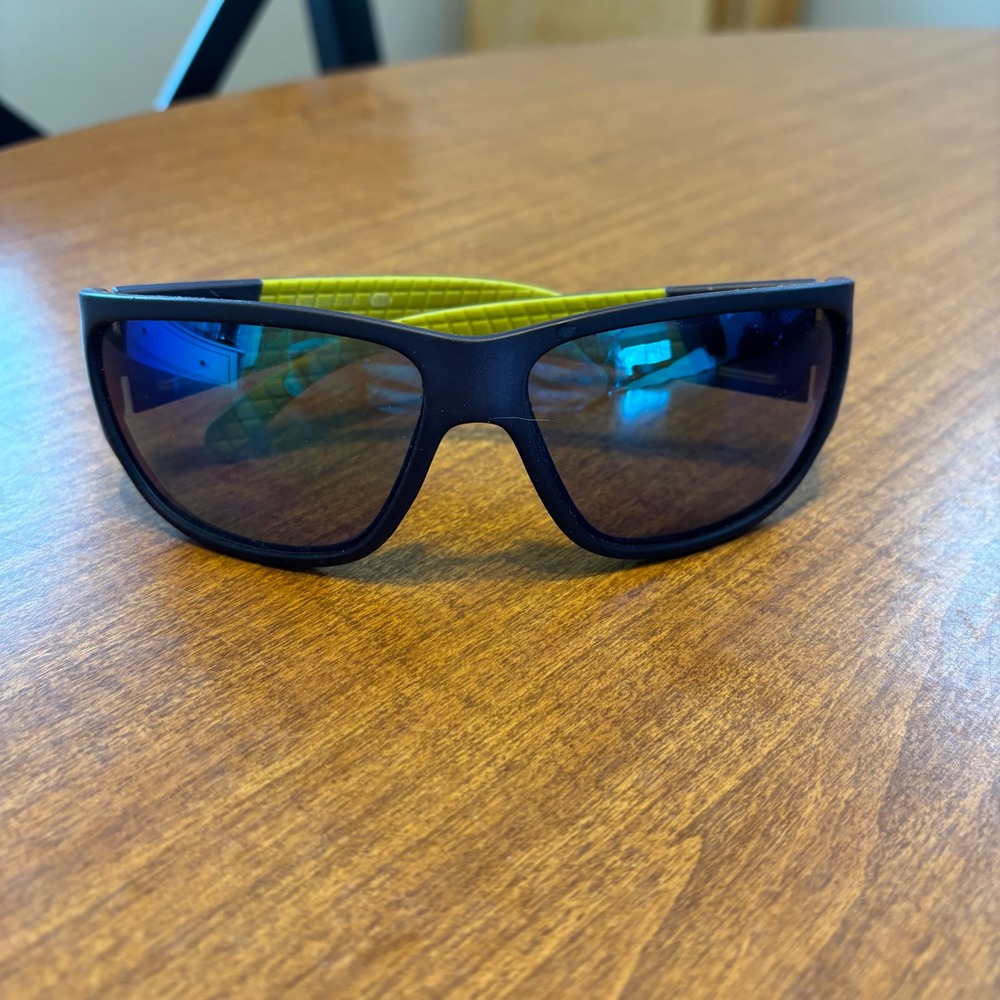 Foster Grant Black Wrap Sunglasses Green Textured Arms Sporty‎